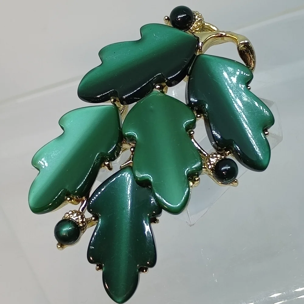 * vintage Lisner green thermoset leaves gold tone pin brooch